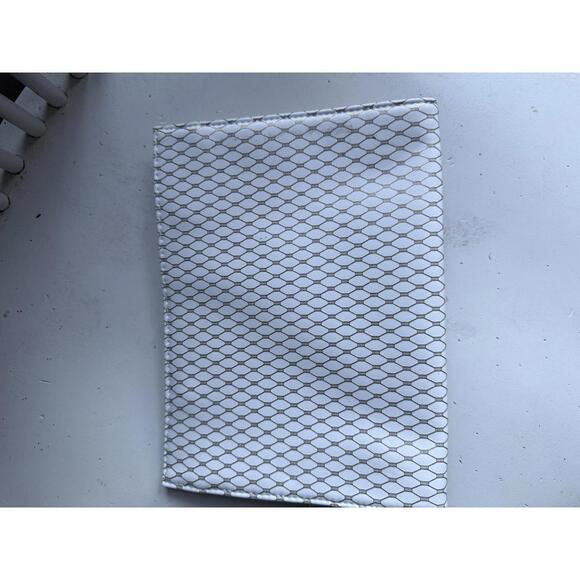 Yves Saint Laurent Beaute White Clutch Bag with Gold Mesh Pattern - Picture 2 of 6